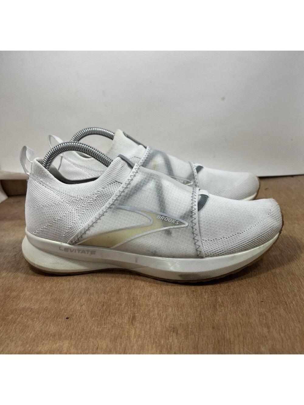 Brooks Levitate 4 LE Women Size 8.5 White Silver Athletic Running Shoes Sneakers